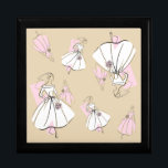 Mode Bride Neutralt Multi-presentbox Minnesask<br><div class="desc">Ett halvsekelsmönster i stil med en återpekande med linje teckning av en brud och brud i rosa och vitt på neutralt färg byter bakgrund. Inspirerad av illustrationer av klädsel mönster och mode från 1950- och 1960-talen. Ett anpassade som du kan anpassa med egen text, bilder och egna idéer. En originalbild...</div>