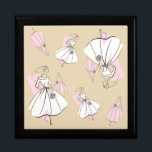 Mode Bride Neutralt Multi-presentbox Minnesask<br><div class="desc">Ett halvsekelsmönster i stil med en återpekande med linje teckning av en brud och brud i rosa och vitt på neutralt färg byter bakgrund. Inspirerad av illustrationer av klädsel mönster och mode från 1950- och 1960-talen. Ett anpassade som du kan anpassa med egen text, bilder och egna idéer. En originalbild...</div>