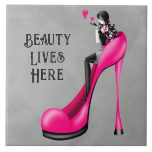 Mode-diva i stiletto-rosa kakelplatta