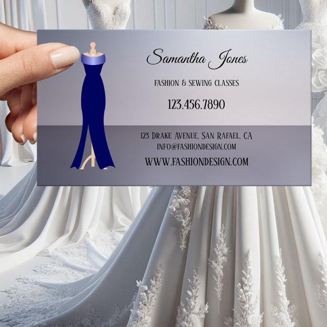 Mode Sewing eller Boutique Affärskort Visitkort (Seamstress, dressmaker or fashion boutique business card featuring an elegant dress on chic grey)
