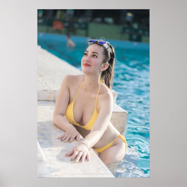 Model In Yellow Bikini Poster (Framsidan)