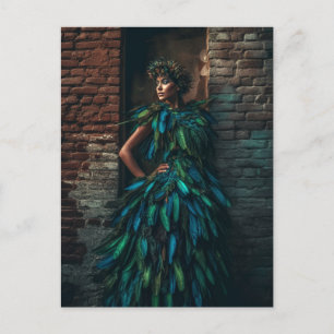 Modell i en Grönt Feather Dress Posons mot Brick Vykort