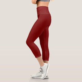 modell som bär anpassade, djupröda leggings