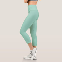 modell som bär högmidjade mintgröna leggings