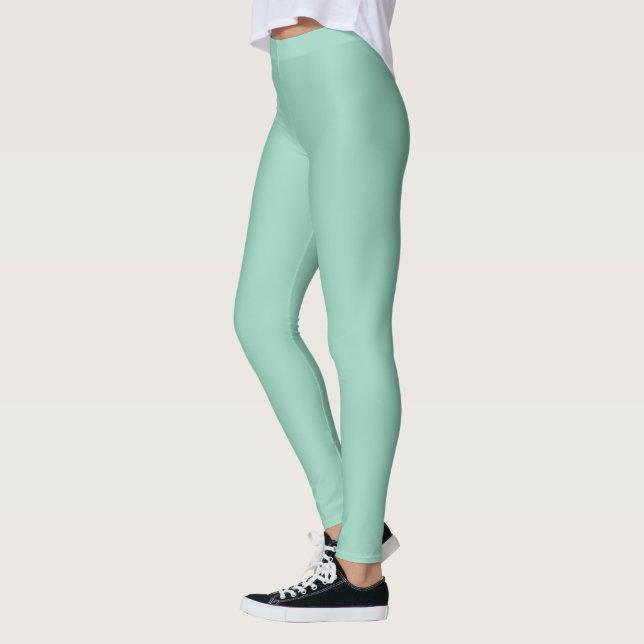 modell som bär högmidjade mintgröna leggings (Vänster)