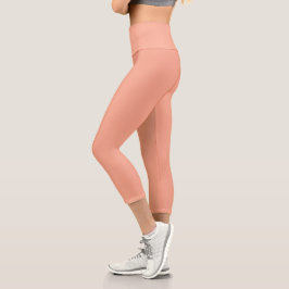 modell som bär högt sitsade persikorosa leggings