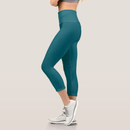 modell som bär högt sitsade tealaktiga leggings