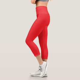 modell som bär ljusröda, kroppsnära leggings