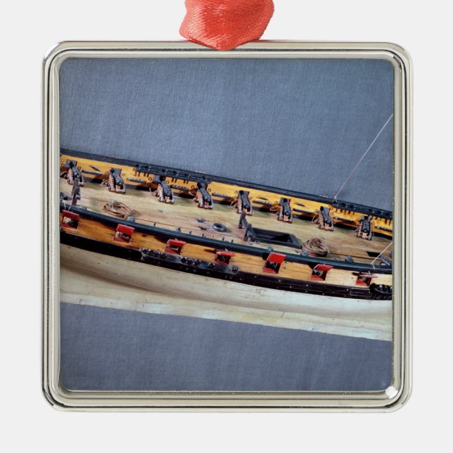 Modellera av en piratfrakt, c.1810 julgransprydnad metall (Framsidan)