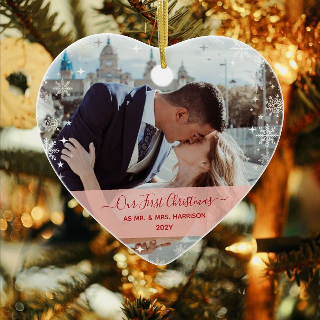 Modern 1:a jul, herr 1, fru Hjärtformade Julgransprydnad Keramik (Modern Elegant Our First Christmas as Mr. & Mrs. Newlyweds 1 Photo Pink Band Calligraphy Names Heart)