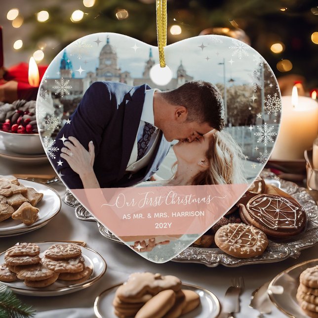 Modern 1:a jul - Hjärtformade fotografier Julgransprydnad Keramik (Modern Elegant Our First Christmas as Mr. & Mrs. Newlyweds 2 Photos Pink Band Calligraphy Name Heart)