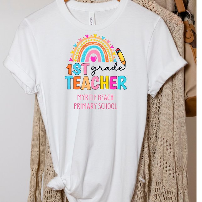 Modern 1:a Klass Rainbow Teacher School Namn T Shirt (Skapare uppladdad)