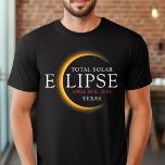 Modern 2024 Texas Total Solar Eclipse Family Group T Shirt<br><div class="desc">Vi presenterar vår moderna Black & Guld 2024 Texas Total Solar Eclipse Anpassningsbar T-Shirt, en snyggt och minneshögtid för biet för detta sällsynt celestial event. Den här skjortan fångar elegansen och upphetsningen av den totala solförstoringen. Med 2024 års djärva uppvisning, tillsammans med Texas placering, fungerar det som en tidlös nyckelfaktor...</div>
