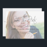 Modern 2025-fotoljusöverlägg i Studenten Spara Datumet<br><div class="desc">Modern 2025-fotoljusöverlägg av Studenten Tillgänglig digitalt och tryckt. En snyggt anger typografi för huvudrubriken Spara det datum som kompletterar resten av texten som du enkelt kan anpassa. Byt ut exempelfotot mot bakgrunden med ett eget.</div>