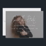 Modern 2025-fotoöverlägg i Studenten Spara Datumet<br><div class="desc">Modern 2025-fotoöverlägg av Studenten Tillgänglig digitalt och utskriven. En snyggt anger typografi för huvudrubriken Spara det datum som kompletterar resten av texten som du enkelt kan anpassa. Byt ut exempelfotot mot bakgrunden med ett eget.</div>