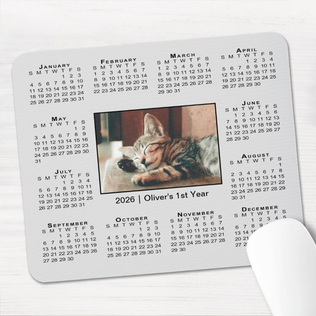 Modern 2026 kalender med Ditt Foto Namn på Grått Musmatta (Modern 2026 Calendar Your Photo Name on Grey Mouse Pad, in situ)