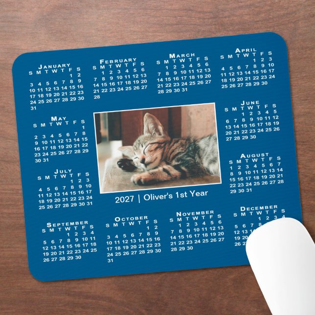 Modern 2027-kalender Ditt fotonamn på blå Musmatta (Modern 2027 Calendar Your Photo Name on Blue Mouse Pad in situ)