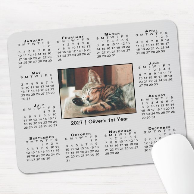 Modern 2027 kalender Ditt fotonamn på grå Musmatta (Modern 2027 Calendar Your Photo Name on Grey Mouse Pad in situ)