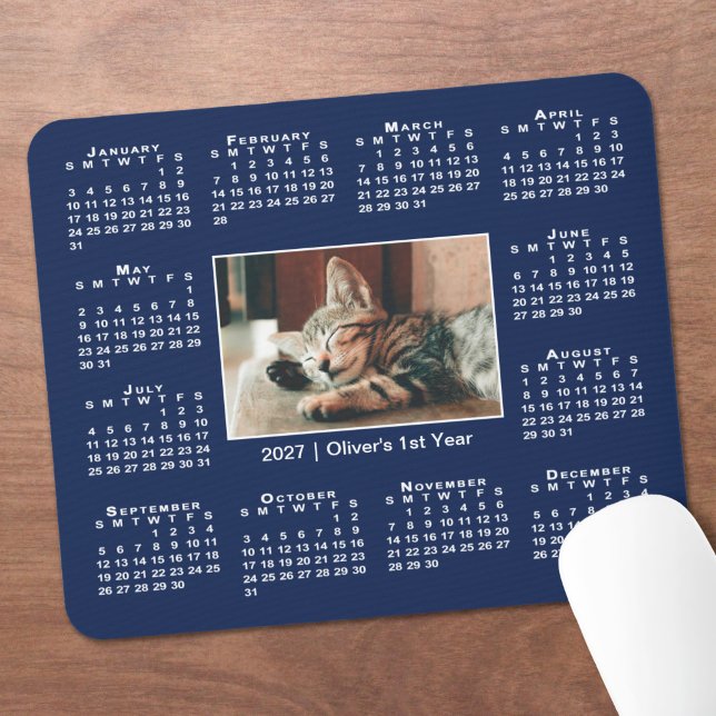 Modern 2027 kalender Ditt fotonamn på marinblå Musmatta (Modern 2027 Calendar Your Photo Name on Navy Blue Mouse Pad in situ)