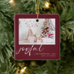 Modern 2-foto-Glatta skript Julburgundy Julgransprydnad Keramik<br><div class="desc">Modern 2 Photo Glatt Script-jul,  Burgundy. Byt bara ut exempelbilderna på vardera sidan mot din egen och anpassa dig till namn och året. Glatt finns i ett modernt skript i en lekfull uppsättning i vitt som kan ändras till ett annat färg om du så önskar.</div>