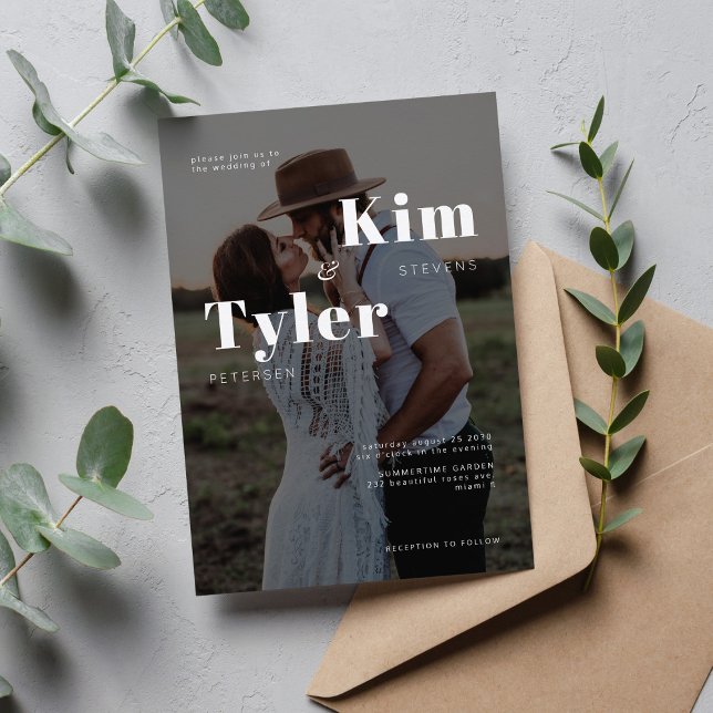 Modern 2-fotosvart och vit typografi bröllop inbjudningar (Skapare uppladdad)