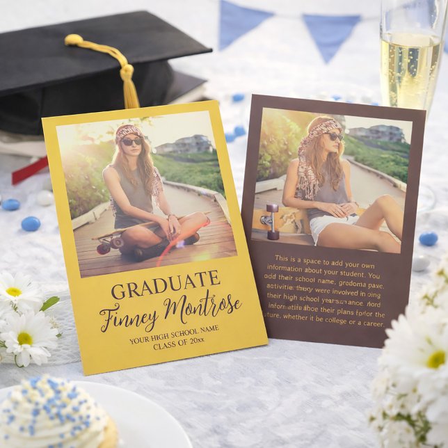 Modern 2 Photo Gult Brown Grad-meddelande Inbjudningar (Modern yellow and brown graduation announcement)