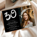Modern 30års födelsedag Party-foto Inbjudningar<br><div class="desc">Fotoinbjudan till Trendig 30års födelsedag. Design innehåller ett fotografi som du väljer på en svart bakgrund,  med en enkel mall för vit text som är enkel att anpassa. Numret 30 är en roligt som är en penseldragstypografi som är ge i inbjudan i en modern känsla.</div>