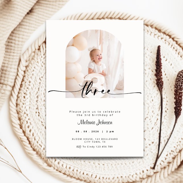 Modern 3-års födelsedagsinbjudan Foto Kräm Inbjudningar (3rd birthday invitation with photo and cream color background)