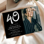 Modern 40:e födelsedag Party-foto Inbjudningar<br><div class="desc">Trendigets 40:e födelsedag - fotoinbjudan. Design innehåller ett fotografi som du väljer på en svart bakgrund,  med en enkel mall för vit text som är enkel att anpassa. Numret 40 är en roligt som är en penseldragstypografi som är ge i inbjudan i en modern känsla.</div>