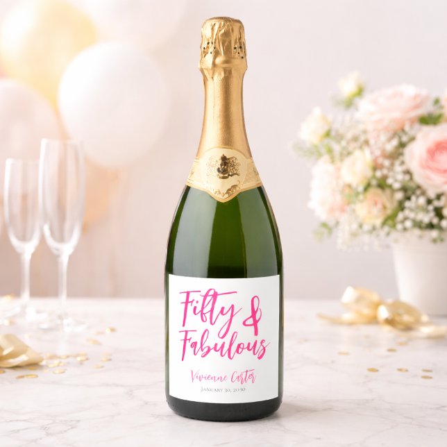 Modern 50-årsfest i rosa för en fantastisk femtioå (Fifty and Fabulous Name Date 50th Birthday Wine Bottle)