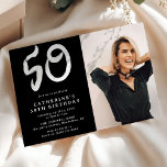 Modern 50:e Födelsedagsfestens foto Inbjudningar<br><div class="desc">Trendigets 50:e födelsedagsinbjudan till foto. Design innehåller ett fotografi som du väljer på en svart bakgrund,  med en enkel mall för vit text som är enkel att anpassa. Numret 50 är en roligt som är en penseldragstypografi som är ge i inbjudan i en modern känsla.</div>