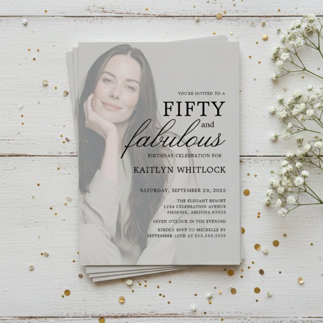Modern 50 och fantastisk 50-årsfest inbjudningar (modern elegant fifty and fabulous birthday party invitation with full photo overlay for 50th for her)