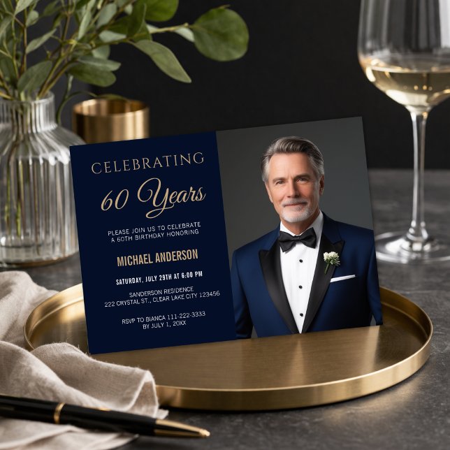 Modern 60-års födelsedags fotoinbjudan inbjudningar (Modern navy and gold 60th birthday invitation with clean, elegant photo layout)
