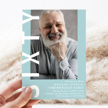 Modern 60:e Födelsedagsfest inbjudan-foto, 60:e Inbjudningar<br><div class="desc">Modern 60:e födelsedagsinbjudan - Design innehåller en tealbakgrund som kan ändras till vilken färg som helst,  ett porträtt-foto,  texten "SIXTY" i fet vitt teckensnitt och en elegant födelsedagsfest-mall som lätt kan vara personlig. Snyggt,  trendig och perfekt i alla åldrar!</div>