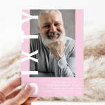 Modern 60:e Födelsedagsfest inbjudan-foto, 60:e Inbjudningar<br><div class="desc">Modern 60:e födelsedagsinbjudan - Design innehåller en rosa bakgrund som kan ändras till vilken färg som helst,  ett porträtt-foto,  texten "SIXTY" i fet vitt teckensnitt och en elegant födelsedagsfest-mall som lätt kan vara personlig. Snyggt,  trendig och perfekt i alla åldrar!</div>