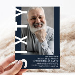 Modern 60:e Födelsedagsfest inbjudan-foto, 60:e Inbjudningar<br><div class="desc">Minneshögtid milstolpen av sextioårsjubileet med våra moderna 60-dagars inbjudningar. Dessa smidiga och snyggt-inbjudningar har en bakgrund i anpassade färg, en slående porträtt-fotoplats och ett fet "SIXTY" skrivet i vitt. Skål för elegant party-mallen så att din födelsedagskalas blir unik. Dessa skräddarsydda inbjudningar är ett mycket modernt, utomordentligt trendig och lämpligt för...</div>