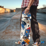 Modern Abstrakt Flow Skateboard - fetstil Organic<br><div class="desc">Skateboard-däcket har en modern abstrakt design med flytande organiska former och fet färg som blått,  orange och vitt. Idealisk för skater som uppskattar konstnärliga uttryck kombinerar detta unisex-däck rörelse och vibrerande stil för ett enastående utseende på varje gång.</div>