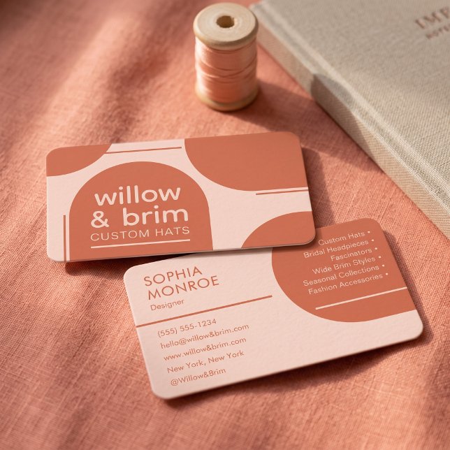 Modern abstrakt geometrisk valvdesign visitkort (Simulated business cards on table)
