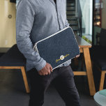 Modern Abstrakt Navy Mönster Monogram Laptop Fodral<br><div class="desc">Skydda din teknik i stil med den här eleganta personligen laptop sleeve. Med en modern abstrakt marin linje mönster kombinerar den här designen funktion med sofistikering. Lägg till ditt namn och monogram för en anpassningsbar som gör den verkligt enkel. Perfekt för professioneller, studenter eller någon som vill ha ett hållbart...</div>