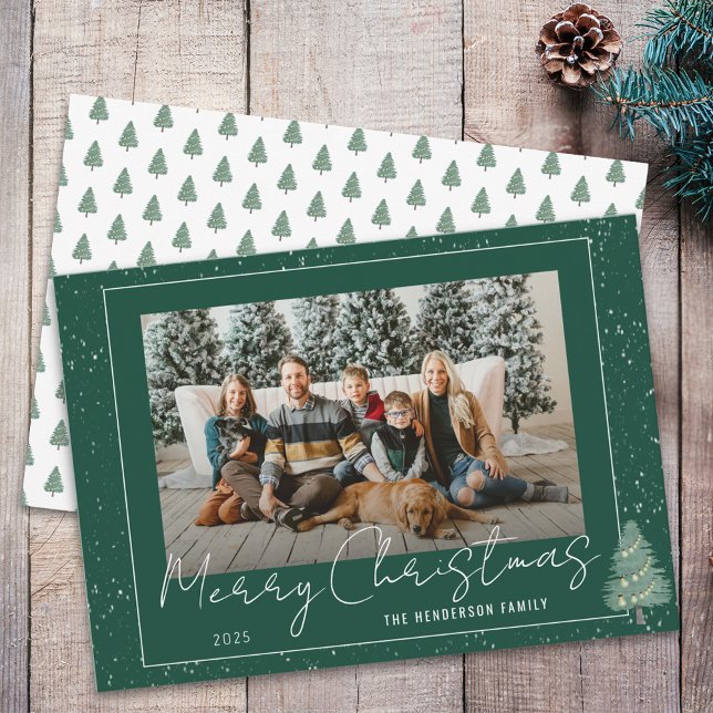 Modern akvarell skogs snö jul foto julkort (Modern woodland snow christmas family photo green & white stylish whimsical script holiday flat card)