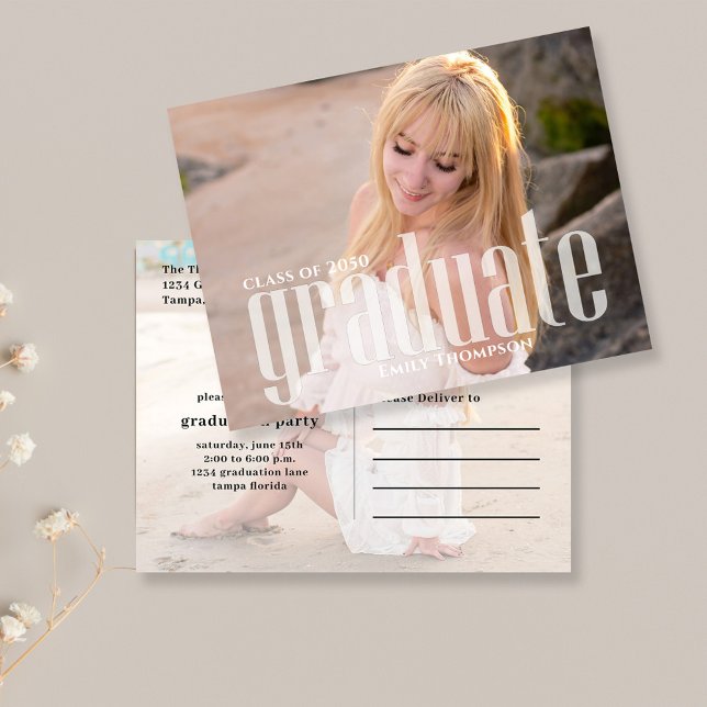 Modern Anpassningsbar för fotoinbjudan till Studen Vykort (Graduation photo invitation postcard template with modern typography)