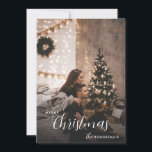 Modern Anpassningsbar för julfoto Julkort<br><div class="desc">Ett modernt gratulationskort för foto i trendiget med ett par foto och namn med en enkel minimal modern stads-bakgrund med sträng ljus och helgdag träd. Rökig neutralt färg. Det här fotot är en platshållare som måste ersättas med ett eget helgdag för kreativet. Lägg till ett eget unikt foto.</div>