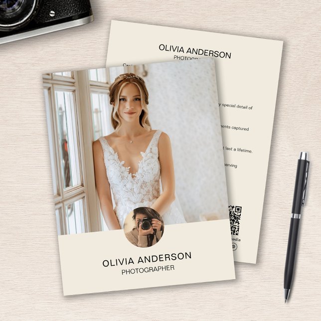 Modern Anpassningsbar Foto QR Cream Photographer B Reklamblad (Modern Custom Photo QR Cream Photographer Business Flyer)