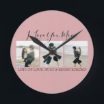 Modern Anpassningsbar I Kärlek You Mamma | 3 Foto Rund Klocka<br><div class="desc">Den här snyggten är den moderna 3-fotoväggskuren perfekten för mamma, fotsteg mamma eller mormor för mors dag. Klockan innehåller texten "I KÄRLEK DU MAMMA, LOTS OF KÄRLEK, HUGS & KISSES XOXO", plus 3 av din favoritfamilj bilder. Texten är lätt att redigera och färgen för teckensnitt, storlek och bakgrund kan ändras...</div>