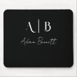 Modern Anpassningsbar Monogram Initialer Namn Blac Musmatta<br><div class="desc">Modern Anpassningsbar Mouse Matt i svart med namn och initialer. Anpassa med initialer och namn för att skapa personligens musmatt.</div>