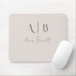 Modern Anpassningsbar Monogram Initialer Namn Ligh Musmatta<br><div class="desc">Modern Anpassningsbar Mouse Matt i ljusbeige med namn och initialer. Anpassa med initialer och namn för att skapa personligens musmatt.</div>