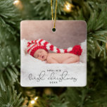 Modern Anpassningsbar Photo First jul Julgransprydnad Keramik<br><div class="desc">Det här moderna skriptet FIRST CHRISTMAS Photo ornament har både framsidan och baksidan av nyfödd bebis och namn och födelseår. Den här snyggten kommer att påminna er om er första jul tillsammans!</div>