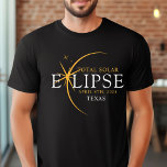 Modern Anpassningsbar State 2024 Texas Total Solar T Shirt<br><div class="desc">Vi presenterar vår moderna Black & Guld 2024 Texas Total Solar Eclipse Anpassningsbar T-Shirt, en snyggt och minneshögtid för biet för detta sällsynt celestial event. Den här skjortan fångar elegansen och upphetsningen av den totala solförstoringen. Med 2024 års djärva uppvisning, tillsammans med Texas placering, fungerar det som en tidlös nyckelfaktor...</div>