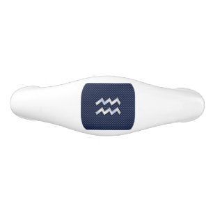 Modern Aquarius-signal på marinblå kolfiber Handtag