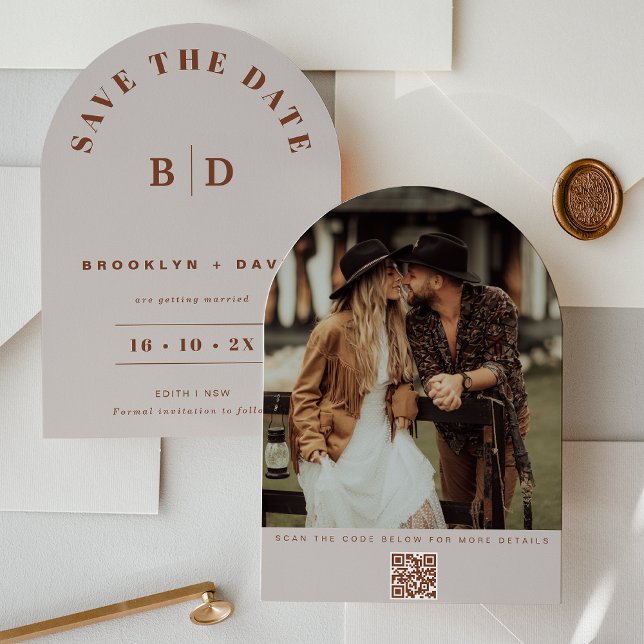 Modern Arch Beige Bröllop spara datum Card Inbjudningar (Terracotta Beige Arch Save The Date, Couples Photo, QR code, Modern Arch Save The Date Card, Wedding)